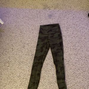 Lululemon camo flauge green&black size 2 women